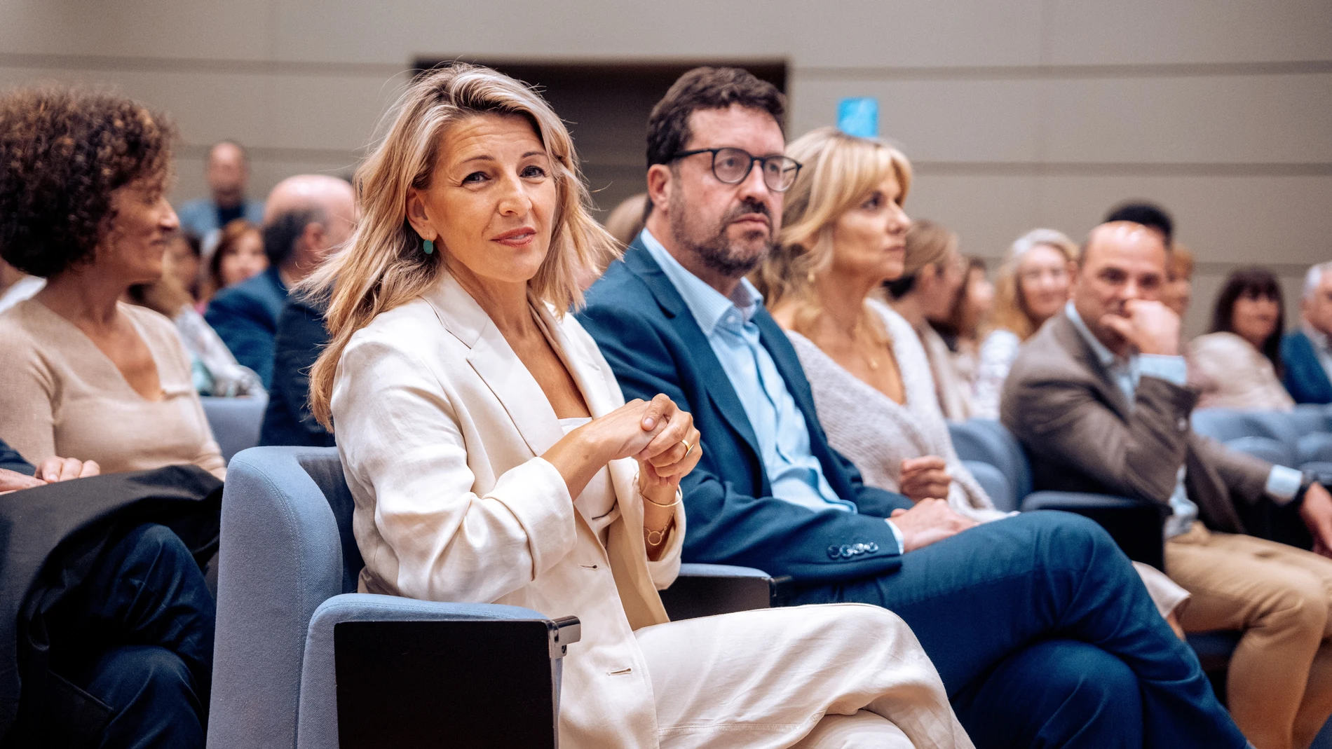 La vicepresidenta segunda y ministra de Trabajo y Economía Social, Yolanda Díaz (i), durante el 'Foro Inserta Responsable', en la sede del Ministerio de Trabajo y Economía Social, a 17 de mayo de 2024, en Madrid (España). El foro está organizado por la Fundación ONCE, Cáritas, Cruz Roja y Secretariado Gitano, como una plataforma de trabajo en red e innovación social que posibilita compartir prácticas, herramientas y experiencias que favorezcan el eficaz desarrollo de las políticas de RSE-D. ...