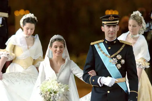 20 aniversario de la boda de los Reyes: los secretos de un vestido para la historia