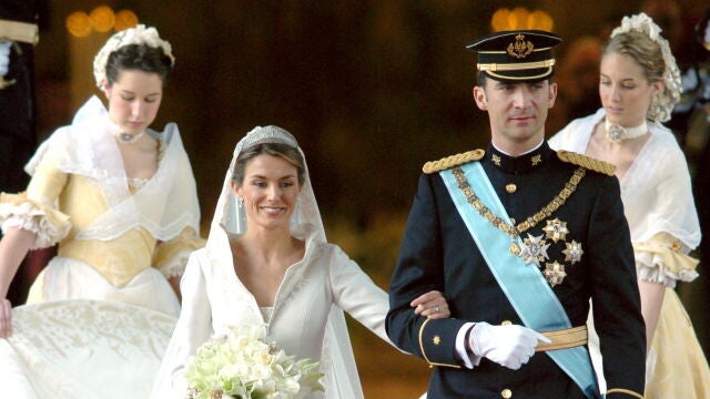 Los Príncipes de Asturias, don Felipe y doña Letizia, a su salida de la catedral de la Almudena,donde hoy contrajeron matrimonio . 