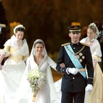 Los Príncipes de Asturias, don Felipe y doña Letizia, a su salida de la catedral de la Almudena,donde hoy contrajeron matrimonio . 