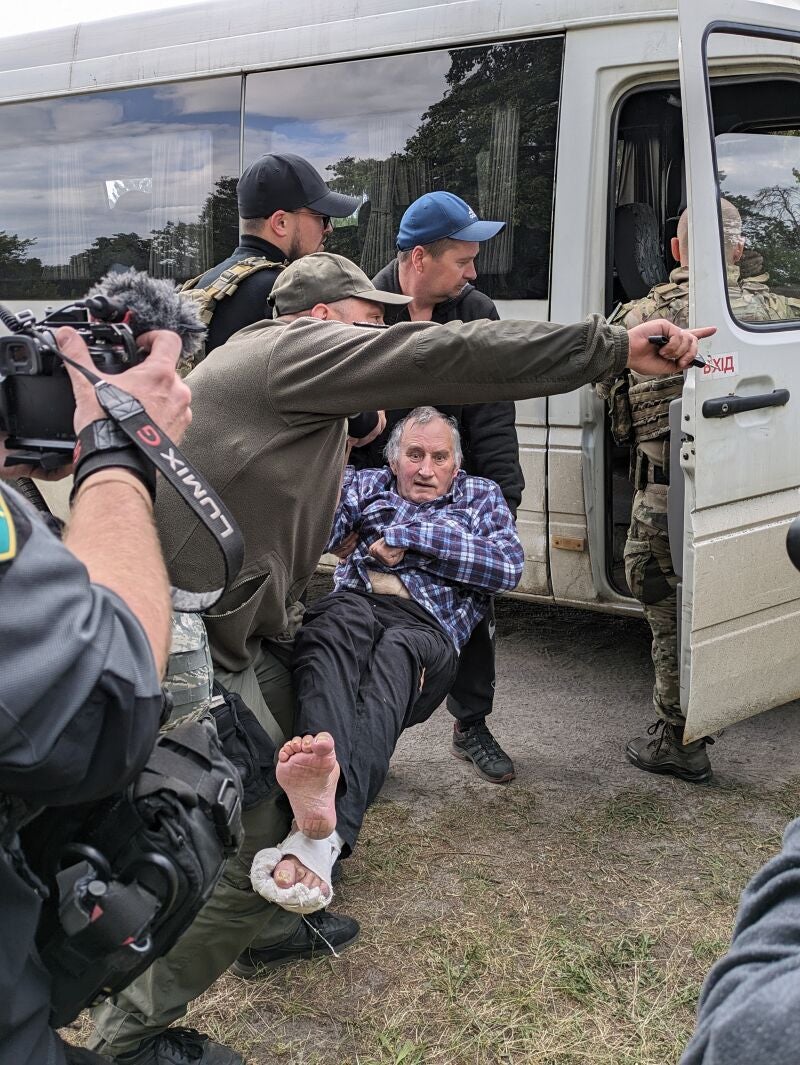 Un ucraniano durante la evacuación en Jarkiv