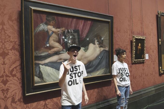 Dos ecologistas del grupo "Just Stop Oil" rompen el cristal que cubre la pintura "La Venus del espejo", pintada por Diego Velázquez en el siglo XVII, que se muestra en la National Gallery de Londres. Los manifestantes, que han sido detenidos, utilizaron martillos de seguridad para romper el cristal