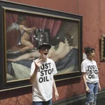 Dos ecologistas del grupo "Just Stop Oil" rompen el cristal que cubre la pintura "La Venus del espejo", pintada por Diego Velázquez en el siglo XVII, que se muestra en la National Gallery de Londres. Los manifestantes, que han sido detenidos, utilizaron martillos de seguridad para romper el cristal