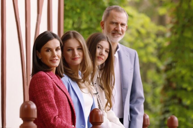 Fotografías de los Reyes Felipe y Letizia, junto a sus hijas, la princesa Leonor y la infanta Sofía, realizadas por el equipo fotográfico de la Casa de S.M. el Rey en los Jardines de Palacio Real, con motivo del vigésimo aniversario del enlace matrimonial de los Reyes que se cumplirá el próximo día, 22 de mayo. 