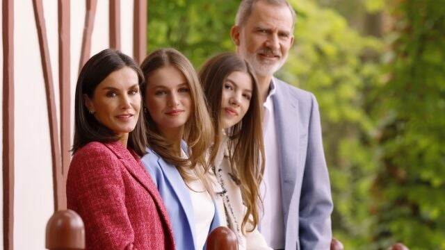 Fotografías de los Reyes Felipe y Letizia, junto a sus hijas, la princesa Leonor y la infanta Sofía, realizadas por el equipo fotográfico de la Casa de S.M. el Rey en los Jardines de Palacio Real, con motivo del vigésimo aniversario del enlace matrimonial de los Reyes que se cumplirá el próximo día, 22 de mayo. 