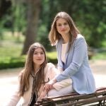 otografía de las hijas de los Reyes, la princesa Leonor (d) y la infanta Sofía, realizada por el equipo fotográfico de la Casa de S.M. el Rey en los Jardines del Moro del Palacio Real, con motivo del vigésimo aniversario del enlace matrimonial de los Reyes que se cumplirá el próximo día, 22 de mayo. 