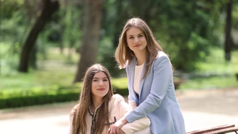 otografía de las hijas de los Reyes, la princesa Leonor (d) y la infanta Sofía, realizada por el equipo fotográfico de la Casa de S.M. el Rey en los Jardines del Moro del Palacio Real, con motivo del vigésimo aniversario del enlace matrimonial de los Reyes que se cumplirá el próximo día, 22 de mayo.