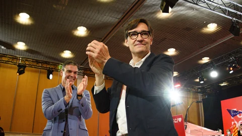 El secretario general del PSOE y presidente del Gobierno, Pedro Sánchez (i), y el líder del PSC y candidato del partido a la Presidencia de la Generalitat, Salvador Illa (d), durante un acto del PSC, en el Palau de Congressos de Catalunya, a 18 de mayo de 2024, en Barcelona, Catalunya (España).