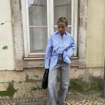 Si estás cansada de la clásica camisa blanca básica, te damos el truco definitivo para que tus looks dejen de ser aburridos