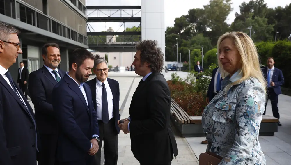 Javier Milei saluda a Juan Ramón Rallo junto a Karina Milei, durante la presentación del libro “El camino del libertario”, del presidente de Argentina.