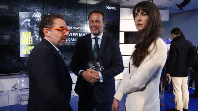 Mago More, J. Álvarez de Toledo y Esmeralda Gómez, durante la presentación del libro “El camino del libertario”, del presidente de Argentina, Javier Milei.