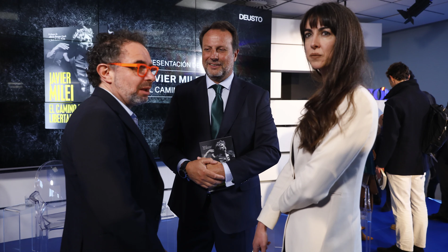 Mago More, J. Álvarez de Toledo y Esmeralda Gómez, durante la presentación del libro “El camino del libertario”, del presidente de Argentina, Javier Milei.