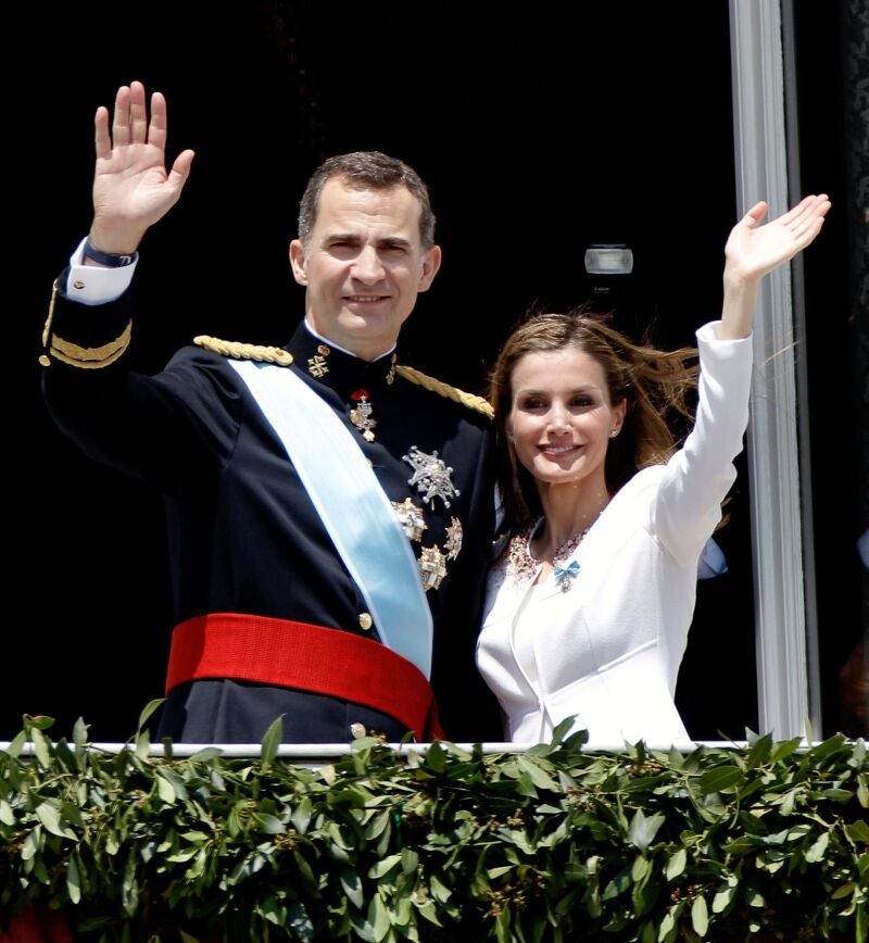 Los Reyes Felipe VI y Letizia, en el balcón central del Palacio Real donde han salido para saludar al pueblo español tras la proclamación hoy del monarca en las Cortes. 