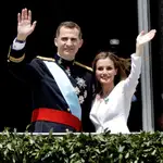 Los Reyes Felipe VI y Letizia, en el balcón central del Palacio Real donde han salido para saludar al pueblo español tras la proclamación hoy del monarca en las Cortes. 