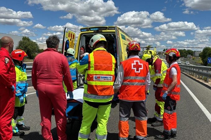 Sucesos.- Un motorista de 63 años sufre la semiamputación de una pierna en un accidente en Alcalá sin más implicados