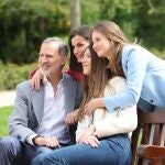 Fotografías de los Reyes Felipe y Letizia, junto a sus hijas, la princesa Leonor y la infanta Sofía, realizadas por el equipo fotográfico de la Casa de S.M. el Rey en los Jardines del Moro del Palacio Real, con motivo del vigésimo aniversario del enlace matrimonial de los Reyes que se cumplirá el próximo día, 22 de mayo. 