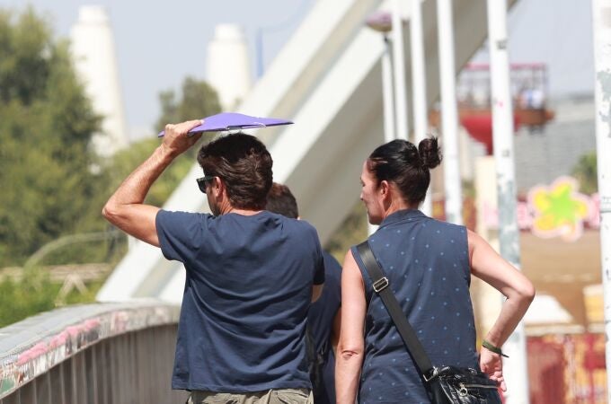 Dos personas se protegen del calor en Sevilla