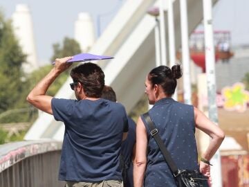 Dos personas se protegen del calor en Sevilla