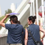 Dos personas se protegen del calor en Sevilla