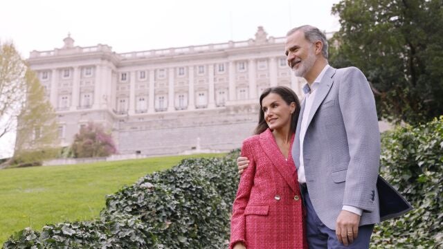 Fotografía de los Reyes Felipe y Letizia, realizadas por el equipo fotográfico de la Casa de S.M. el Rey en los Jardines del Moro deel Palacio Real, con motivo del vigésimo aniversario del enlace matrimonial de los Reyes que se cumplirá el próximo día, 22 de mayo. 