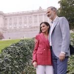 Fotografía de los Reyes Felipe y Letizia, realizadas por el equipo fotográfico de la Casa de S.M. el Rey en los Jardines del Moro deel Palacio Real, con motivo del vigésimo aniversario del enlace matrimonial de los Reyes que se cumplirá el próximo día, 22 de mayo. 