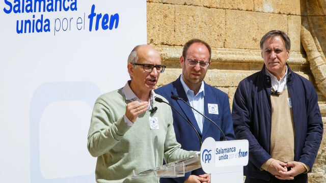 Javier Iglesias durante el acto, en presencia de García Carbayo y Marcos Iglesias
