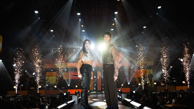 La ganadora de OT 23, Naiara, junto al cantante sevillano Álvaro Mayo, durante un concierto de la gira