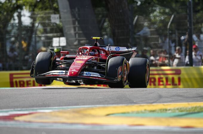 Carlos Sainz, con el Ferrari en Imola