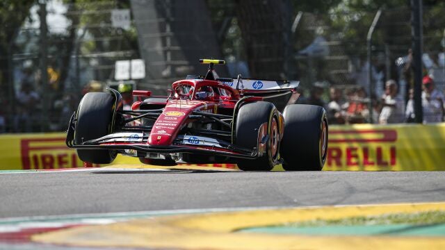 Carlos Sainz, con el Ferrari en Imola