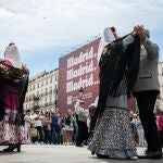 Parejas de chulapos bailando Chotis en la puerta del Sol de Madrid por las fiestas de San Isidro. 