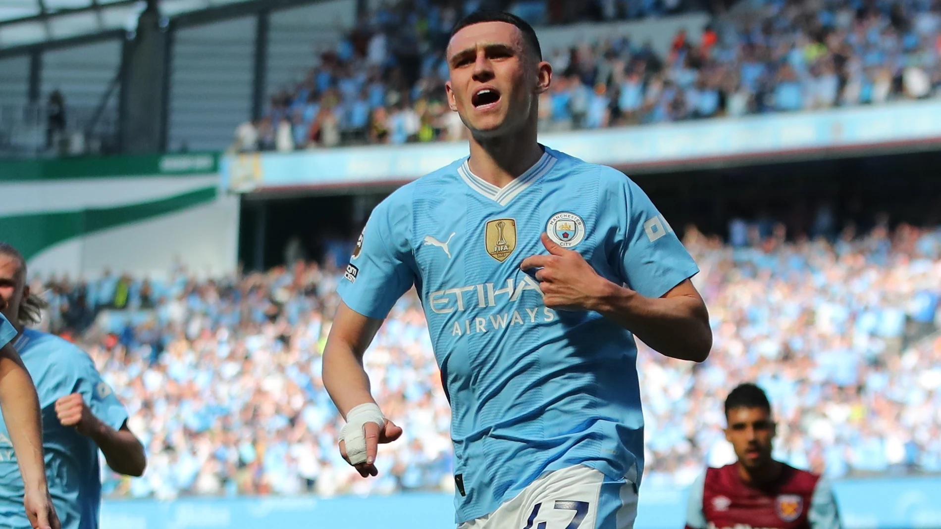 Manchester (United Kingdom), 19/05/2024.- Manchester City's Phil Foden celebrates after scoring the 2-0 goal during the English Premier League soccer match of Manchester City against West Ham United, in Manchester, Britain, 19 May 2024. (Reino Unido) EFE/EPA/ASH ALLEN EDITORIAL USE ONLY. No use with unauthorized audio, video, data, fixture lists, club/league logos, 'live' services or NFTs. Online in-match use limited to 120 images, no video emulation. No use in betting, games or single club/l...