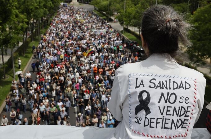 La plataforma Vecinas y vecinos de barrios y pueblos de Madrid ha convocado este domingo en Madrid una manifestación en defensa de la sanidad pública y para protestar contra las políticas del Ejecutivo madrileño que consideran como "desmantelamiento y privatización" de este servicio. 