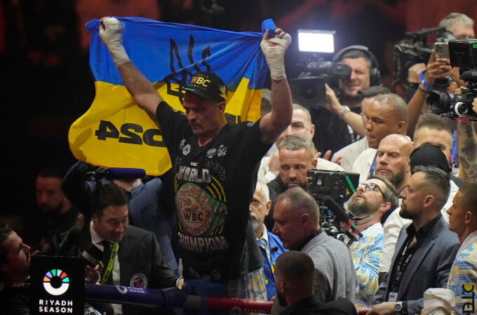 Oleksander Usyk celebra la victoria ante Tyson Fury