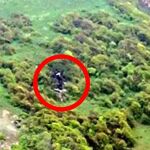 Los restos del helicóptero en el que viajaba el presidente Raisi tras impactar en una montaña 