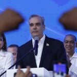 El actual presidente de República Dominicana Luis Abinader, habla a sus seguidores tras ser reelegido presidente este domingo en Santo Domingo (República Dominicana).