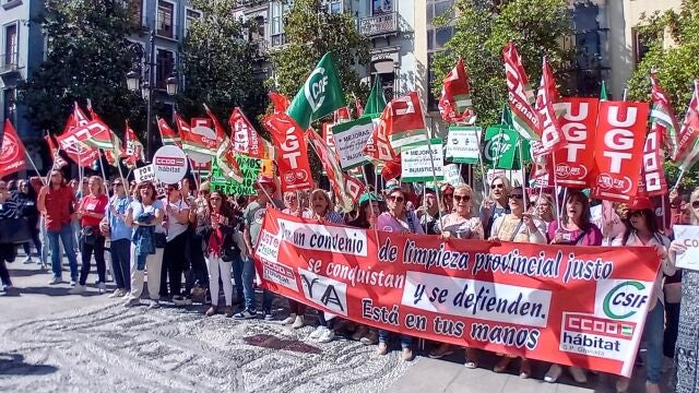 Los sindicatos UGT, CSIF y CCOO han reunido en la Plaza del Carmen a alrededor de 300 personas del sector de la limpieza no sanitaria de la provincia de Granada.