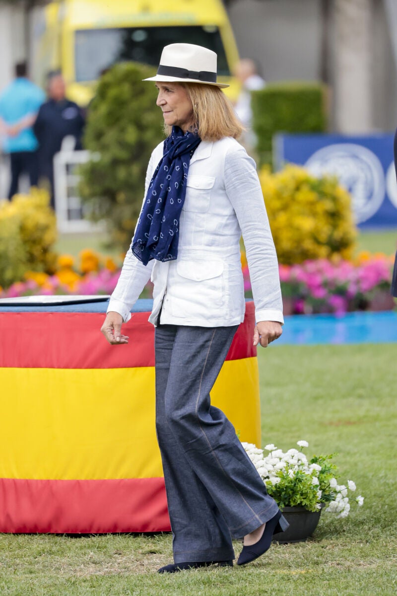 La Infanta Elena con look en la hípica.