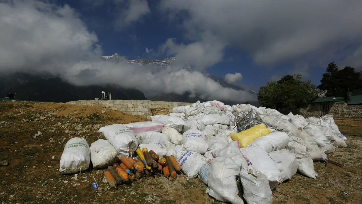 Everest: contaminación y aglomeración humana desafían su ecosistema