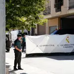 La Guardia Civil y los servicios funerarios en la puerta del domicilio donde se ha producido el asesinado de dos menores