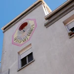 La ruta de los relojes de sol del barrio Moscardó ofrece un recorrido de 17 puntos para adentrarse en los años 80