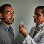 El doctor Ochandiano junto a su paciente Ignacio de Miguel en el Hospital Gregorio Marañón