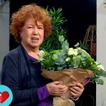 Rosa Villacastín con un ramo de flores en 'D corazón'