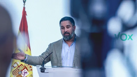 El presidente de VOX, Santiago Abascal, durante una rueda de prensa, en la sede del partido, a 20 de mayo de 2024, en Madrid (España). La rueda de prensa ha tenido lugar después de que el presidente de Argentina, Javier Milei visitara Madrid durante el pasado fin de semana. En uno de los actos en los que ha participado ha atacado al Gobierno y a la mujer del presidente del Ejecutivo. Tras ello, el Gobierno ha abierto una crisis diplomática con Argentina. 20 MAYO 2024;ABASCAL;GOBIERNO;CRISIS DIPLOMATICA;ARGENTINA;MILEI Ricardo Rubio / Europa Press 20/05/2024
