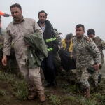 Rescatistas iraníes recuperan los cuerpos de las víctimas del accidente del helicóptero del presidente
