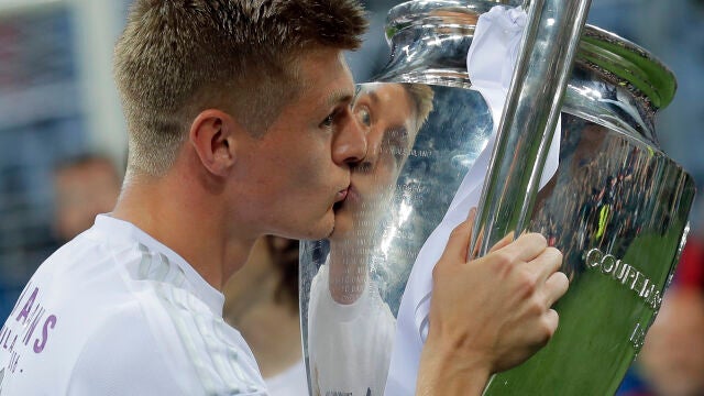 Toni Kroos, con una de las cinco Champions que ha ganado con el Madrid