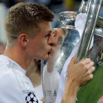 Toni Kroos, con una de las cinco Champions que ha ganado con el Madrid
