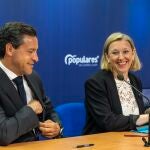 Raúl de la Hoz junto a Isabel Blanco en la presentación de la campaña europea