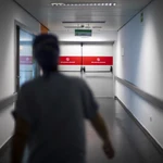 Médico en los pasillos de urgencias de un hospital 