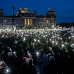 Alemanes participan en una manfestación contra la extrema derecha frente al Bundestag el pasado enero