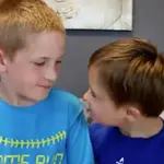 La reacción de un niño con síndrome de Down ante las palabras de su hermano 